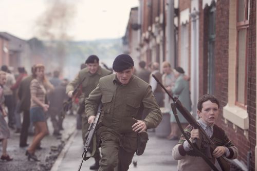 Pvt. Hook (Jack O’Connell) and his fellow soldiers scramble as a riot erupts in a Belfast neighborhood.